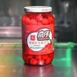 Золотое вино имеет филиалы, коктейль из красной и зеленой вишневой вишневой консервы.