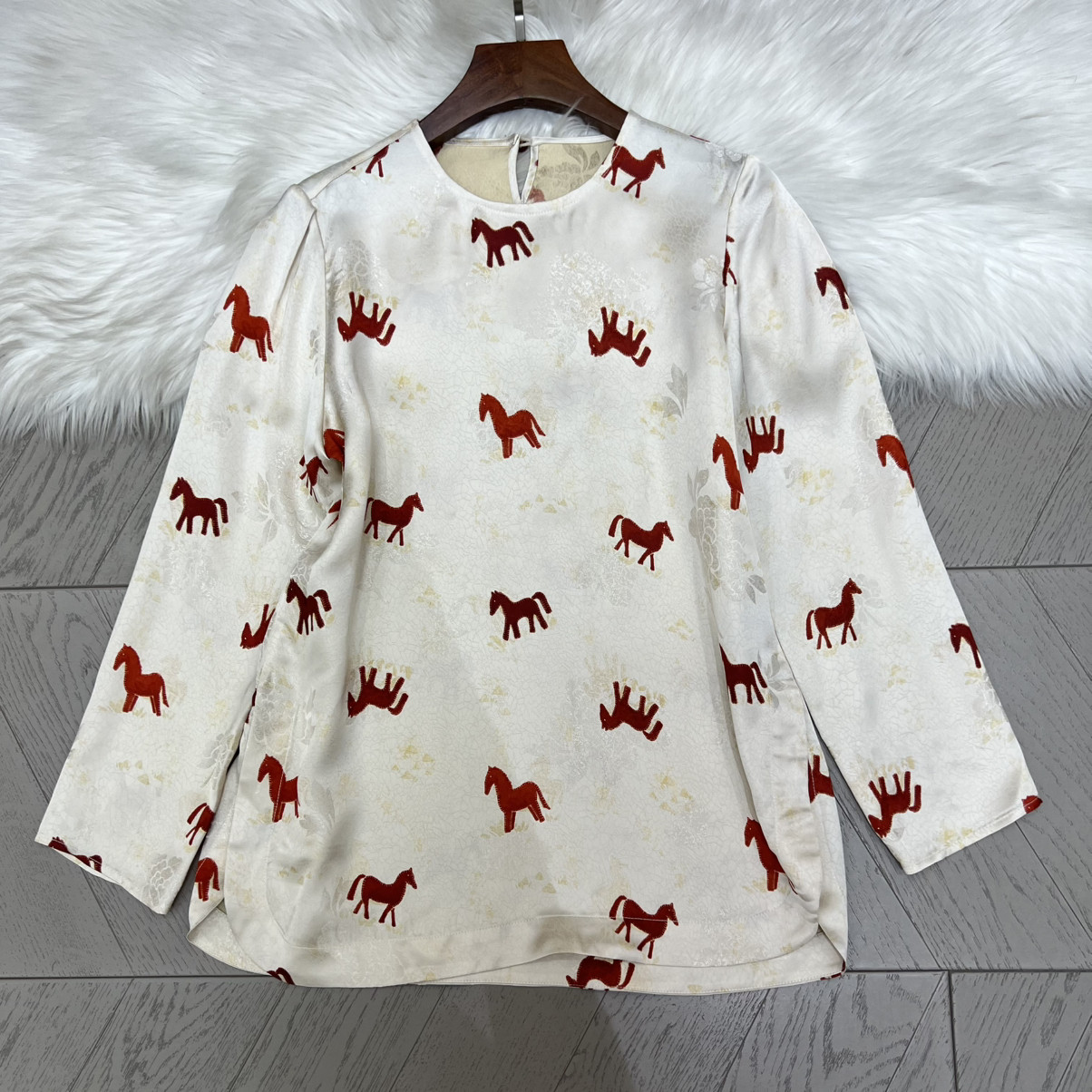 LC-上衣一眼沦陷的国风提花衫米白底色揉入酒红小衫A9738,女装/女士精品,毛针织衫,淘宝优惠券,粉丝福利购,淘宝优惠卷