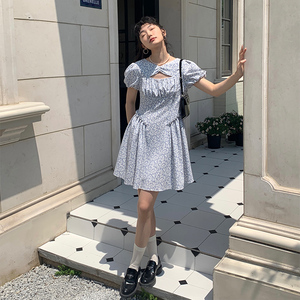 omont蛋挞家 胸前镂空碎花泡泡袖连衣裙夏装女新2022气质显瘦短裙