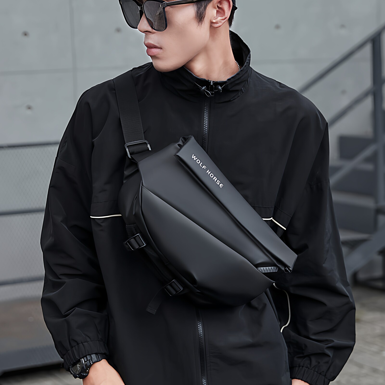 单肩斜挎包男大容量潮胸包邮差通勤包磁吸扣背包男士运动骑行跨包