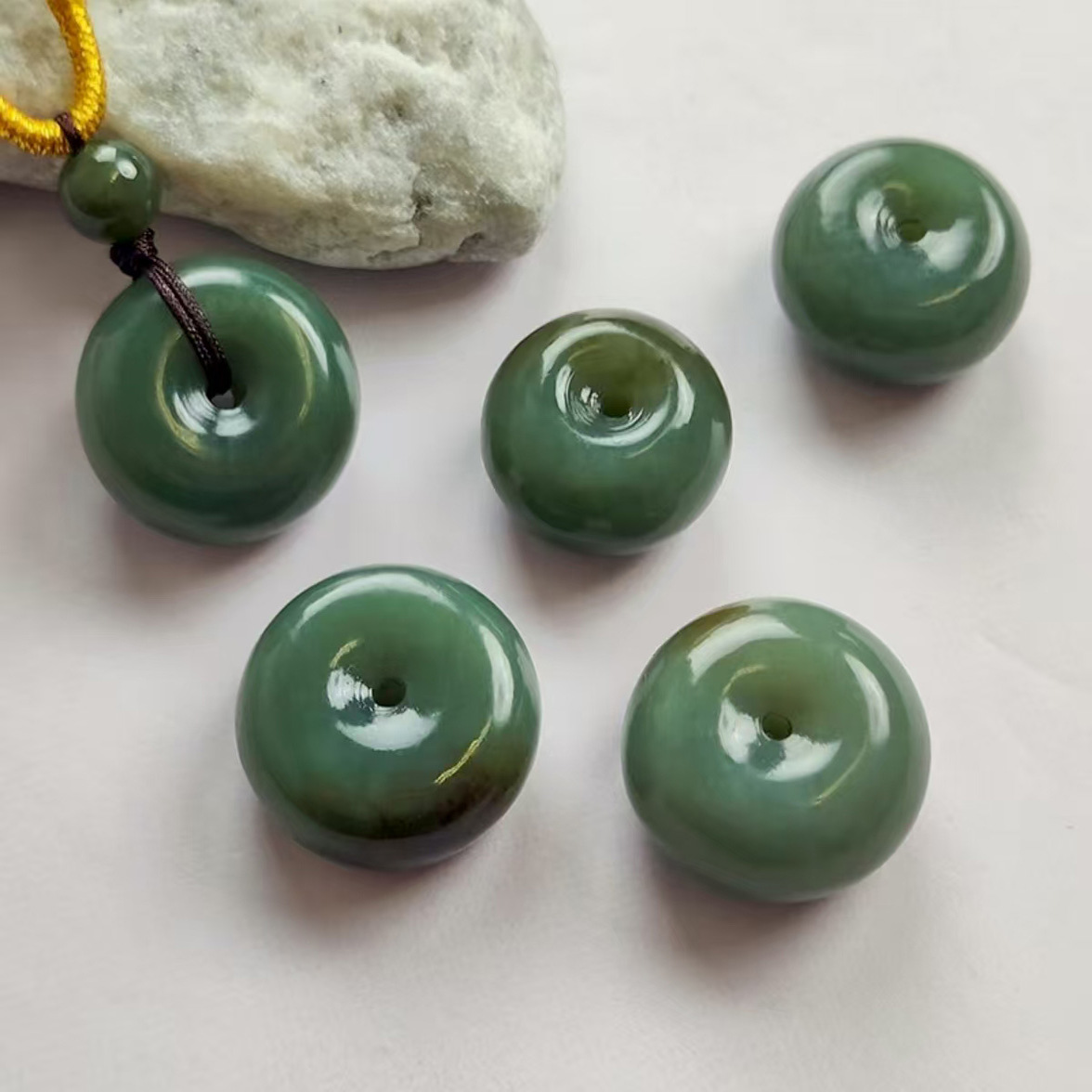 和田玉糖料青玉面包扣吊坠男女款百搭玉石项链颈饰平安扣挂件天然