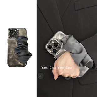 高级感小众深灰色弹力丝巾手腕带17适用13苹果15promax手机壳iphone14promax时尚防摔12pro手拎16保护套