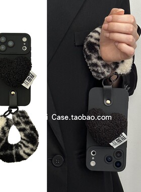 ins简约黑色毛绒充棉爱心支架适用苹果17promax手机壳iphone13全包16pro黑白毛绒手绳15小众14promax保护套