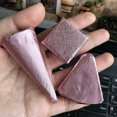 浅粉色锡纸巧克力龙珠茶月饼脆墩