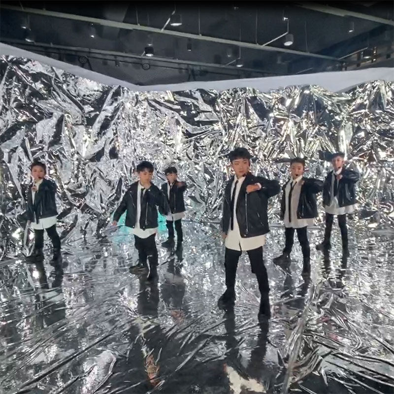 舞蹈教室街拍照摄背景铺地褶皱效果婚庆橱窗t台用镜面银色锡膜纸