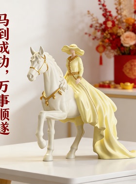 马上成功女士骑马树脂桌面摆件