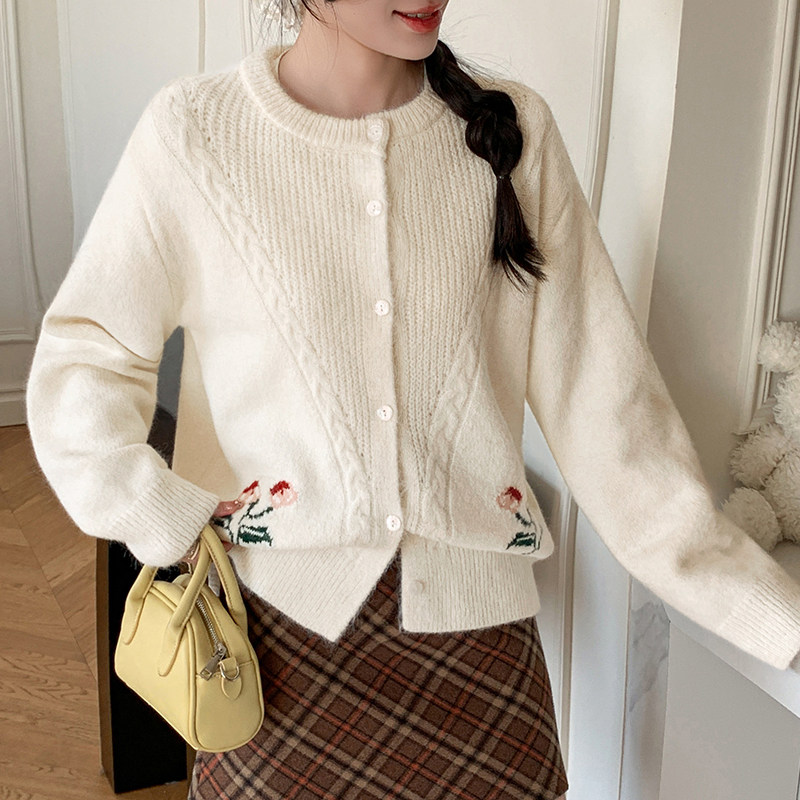 秋冬温柔甜美软糯设计感镂空麻花圆领针织开衫女长袖毛衣上衣