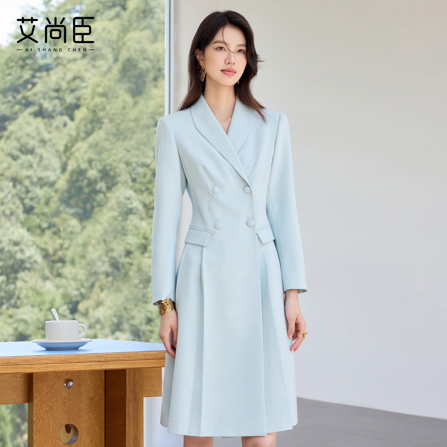 艾尚臣2025新款高级感通勤蓝色连衣裙气质优雅主持人美容院工作服
