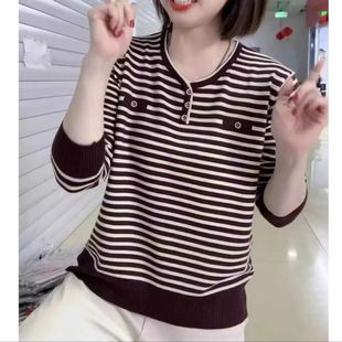 新款春秋季V领中老年大码女装长袖T恤妈妈装条纹时尚遮肚减龄上衣