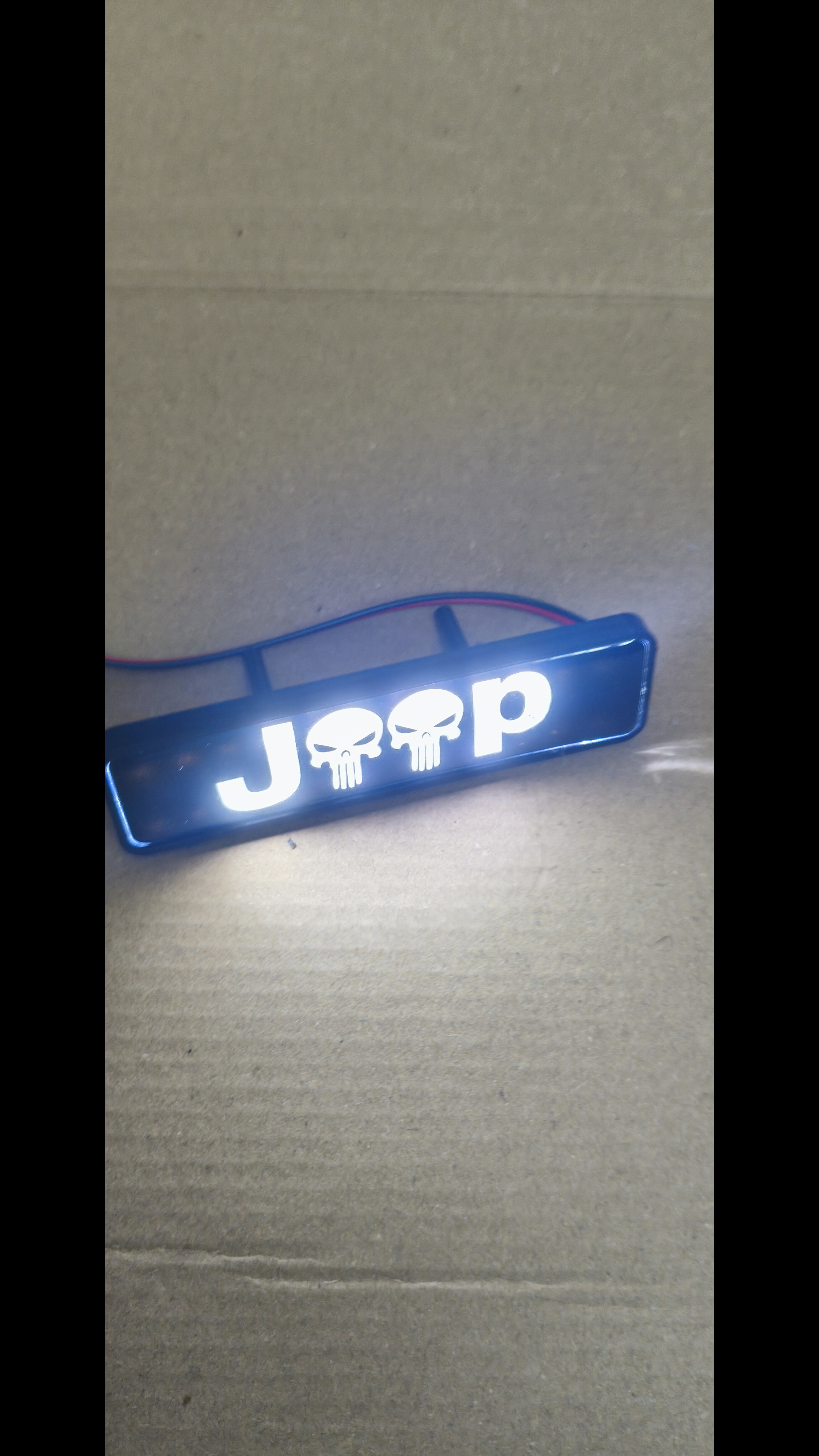 吉普汽车中网灯LED发光车标灯前杠灯改装