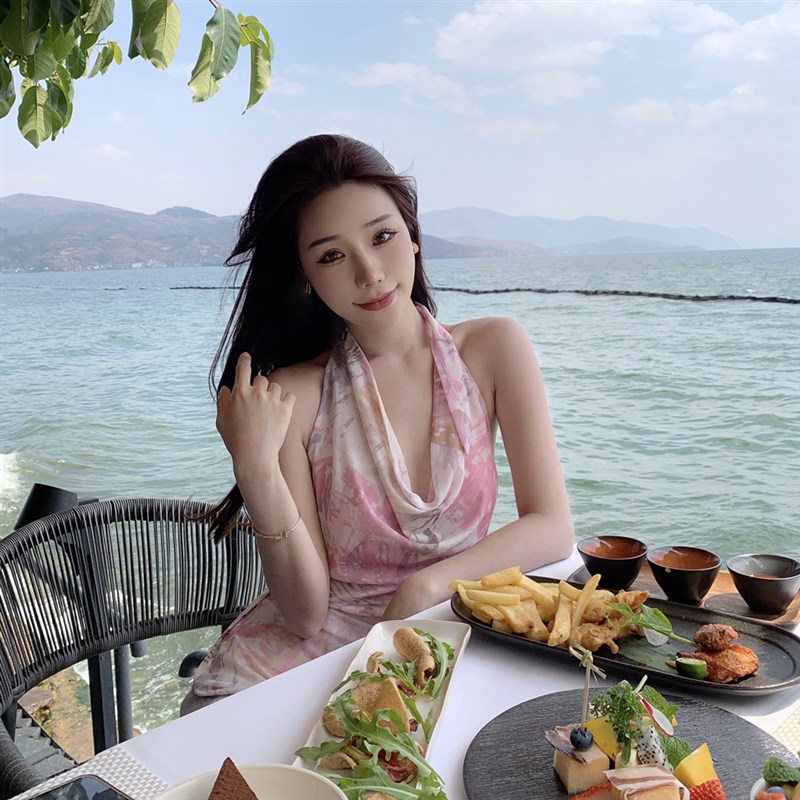 速发三亚旅游拍照沙滩裙海边度假法式小众露背性感挂脖连衣裙