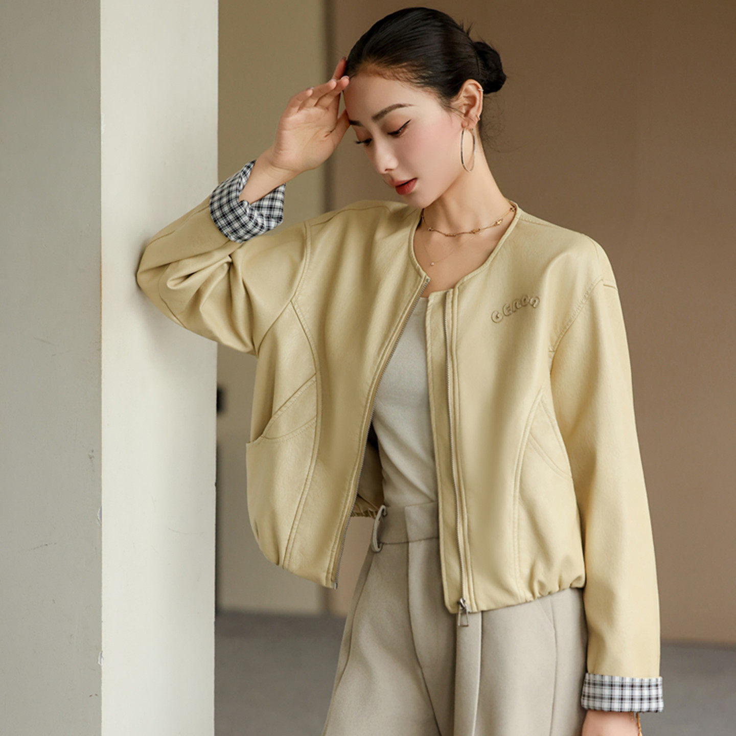 皮衣外套女短款2026春装新款设计感小众格子拼接休闲皮夹克上衣潮