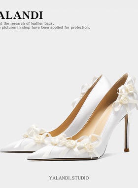 白色缎面温柔风尖头细跟花朵时尚高跟鞋名媛气质宴会鞋一脚蹬大码