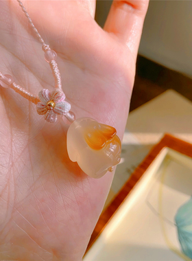 撒娇小兔天然蜜糖玉髓小兔挂坠玉佩 国潮文创玉石饰品项链爬爬兔