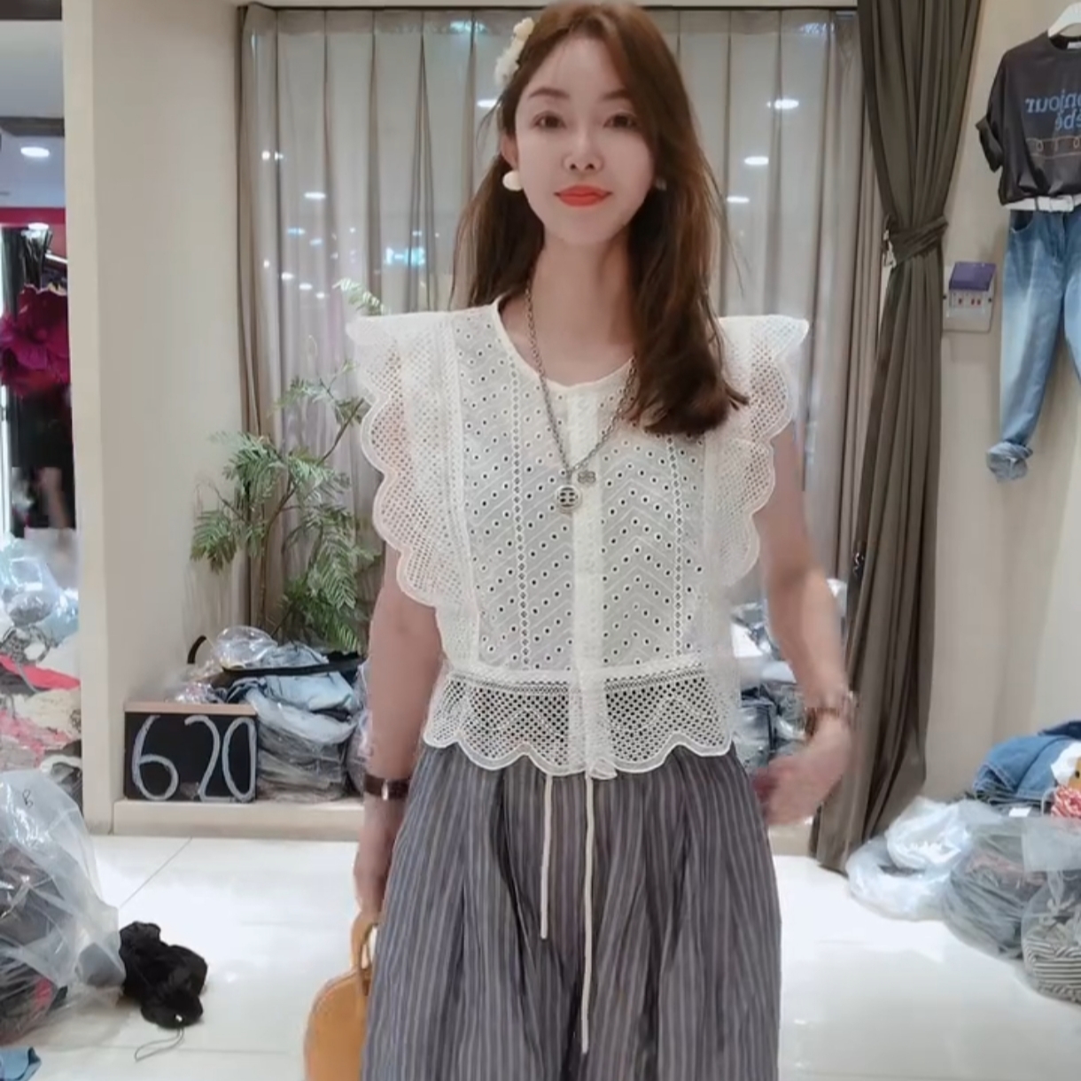 镂空飞飞袖小衫2025夏新款衬衫时尚气质显瘦背心女荷叶边设计上衣