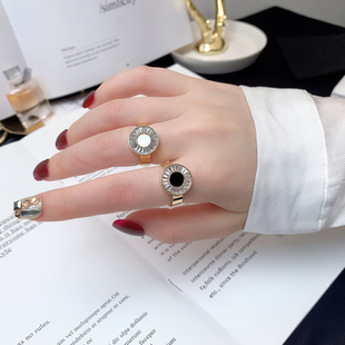 轻奢个性 日韩时尚 圆形镶钻食指戒指女钛钢指环ins黑白锆石戒子潮