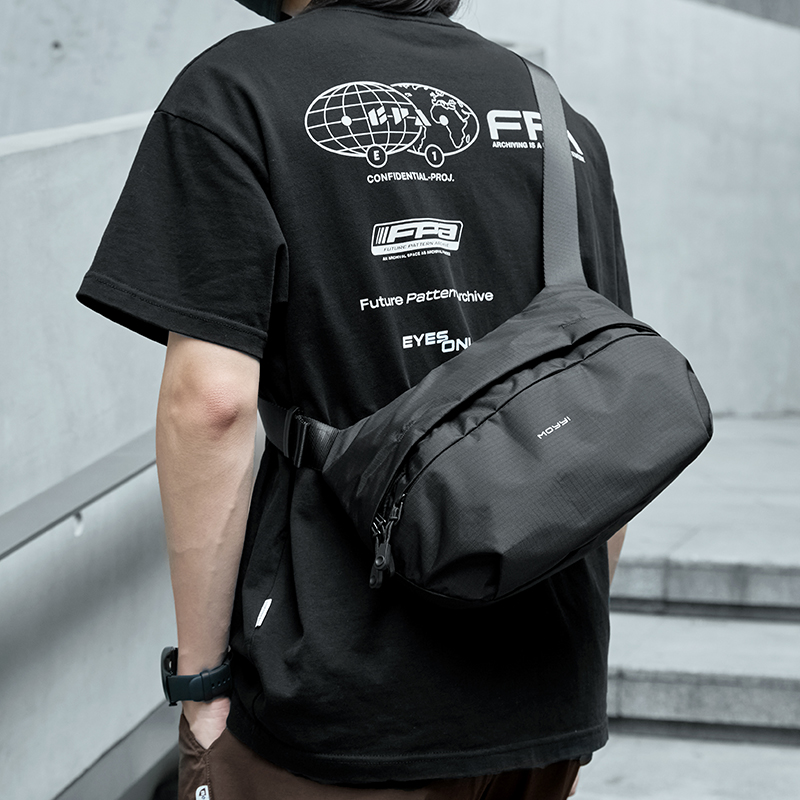 斜挎包男日系休闲骑行机能邮差包