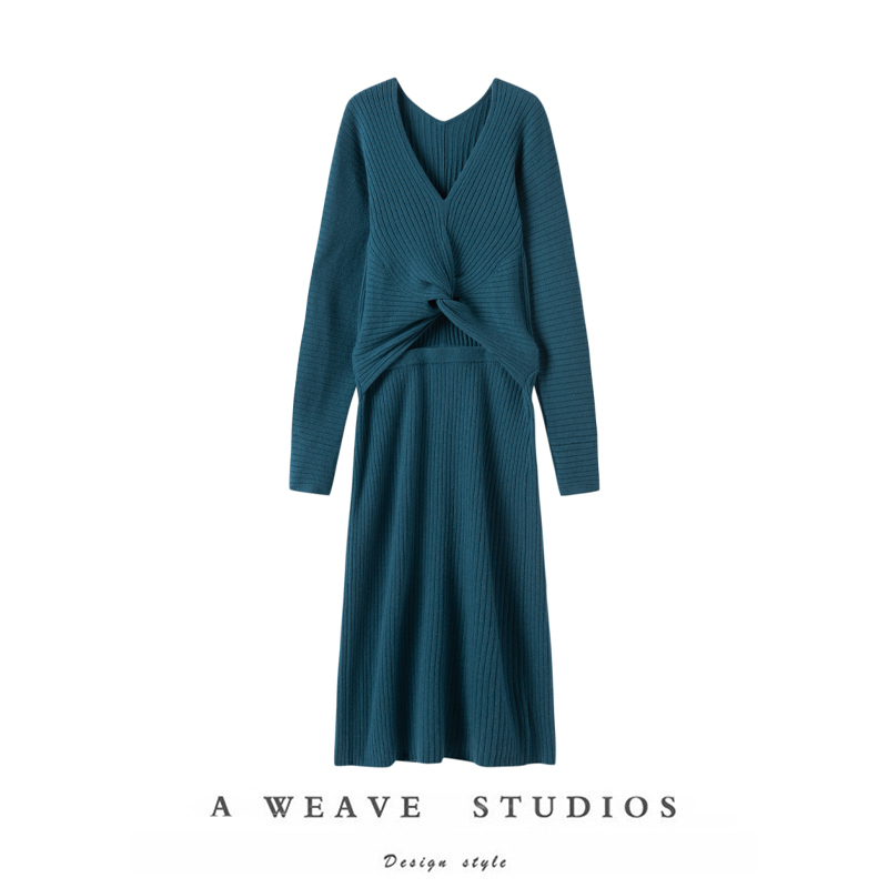 意想不到的好看~秋冬新款设计感羊绒针织扭转V领长袖连衣裙女