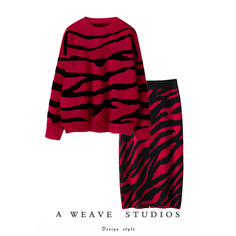 出场即焦点！〓绒+〓红色斑马纹密织羊绒上衣后开叉裙女羊绒套装