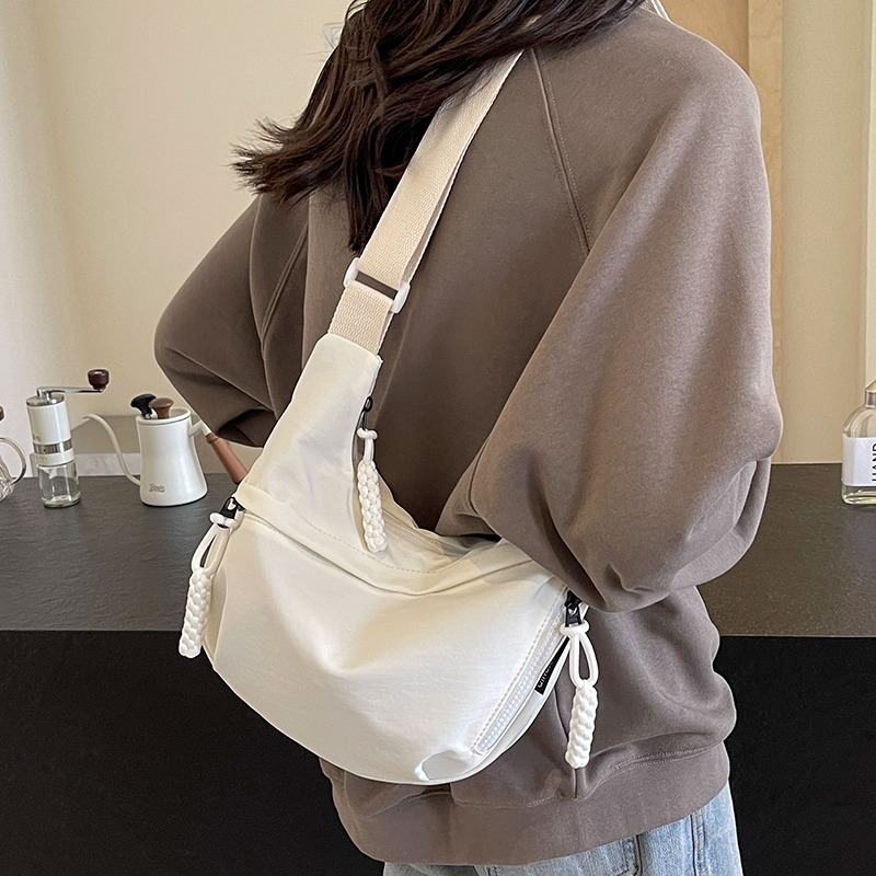 学生斜挎包女休闲百搭大容量包包简约通勤单肩包韩版新款女包轻便