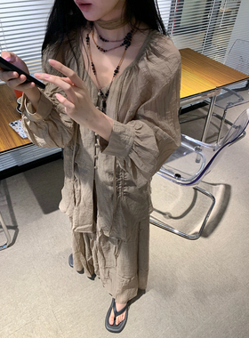原久美子2023SS侘寂风卡其色v领纽扣抽绳衬衫+不规则长款半身裙