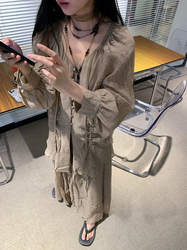 原久美子2023SS侘寂风卡其色v领纽扣抽绳衬衫+不规则长款半身裙