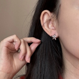 谁戴谁好看 镀白金不易氧化耳环 通体s925纯银耳扣花朵小耳圈