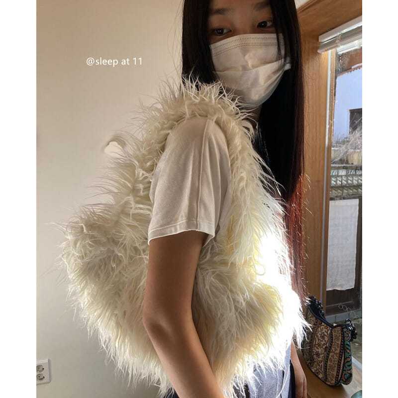 百搭白色毛毛单肩手提腋下包