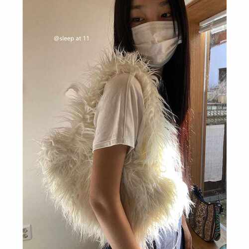 百搭白色毛毛单肩手提腋下包