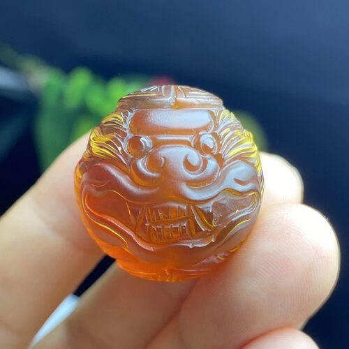 天然缅甸琥珀雕刻而成的貔貅单珠招财进宝纳福 直径23mm配珠