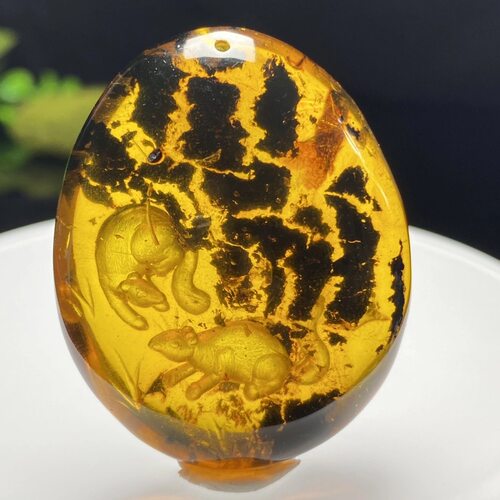 天然缅甸琥珀金珀特色植物珀阴雕两只老鼠鼠来宝吊坠纯天然重15克