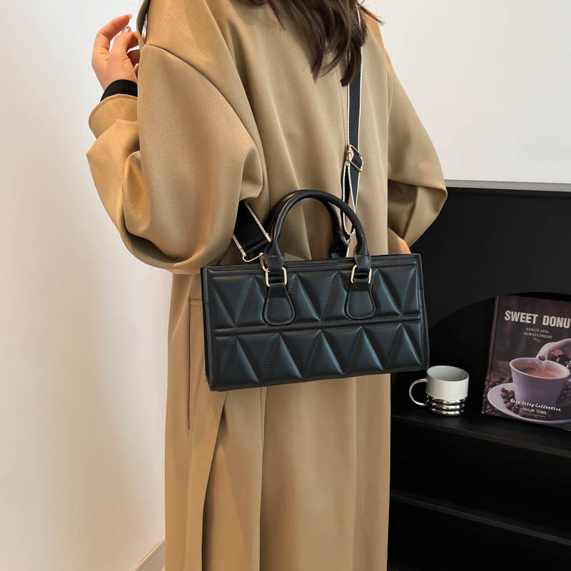 2026新款简约质感小方包小众手提单肩斜挎包纯色女包时尚洋气