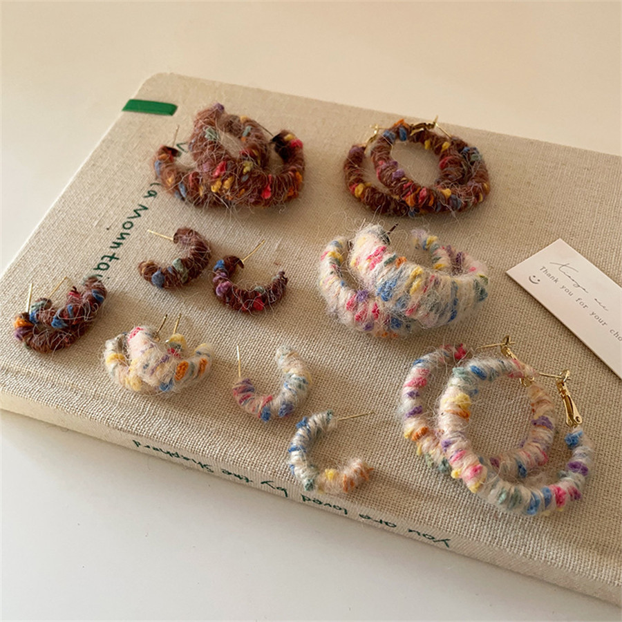 2024新款高级感彩色毛绒耳环