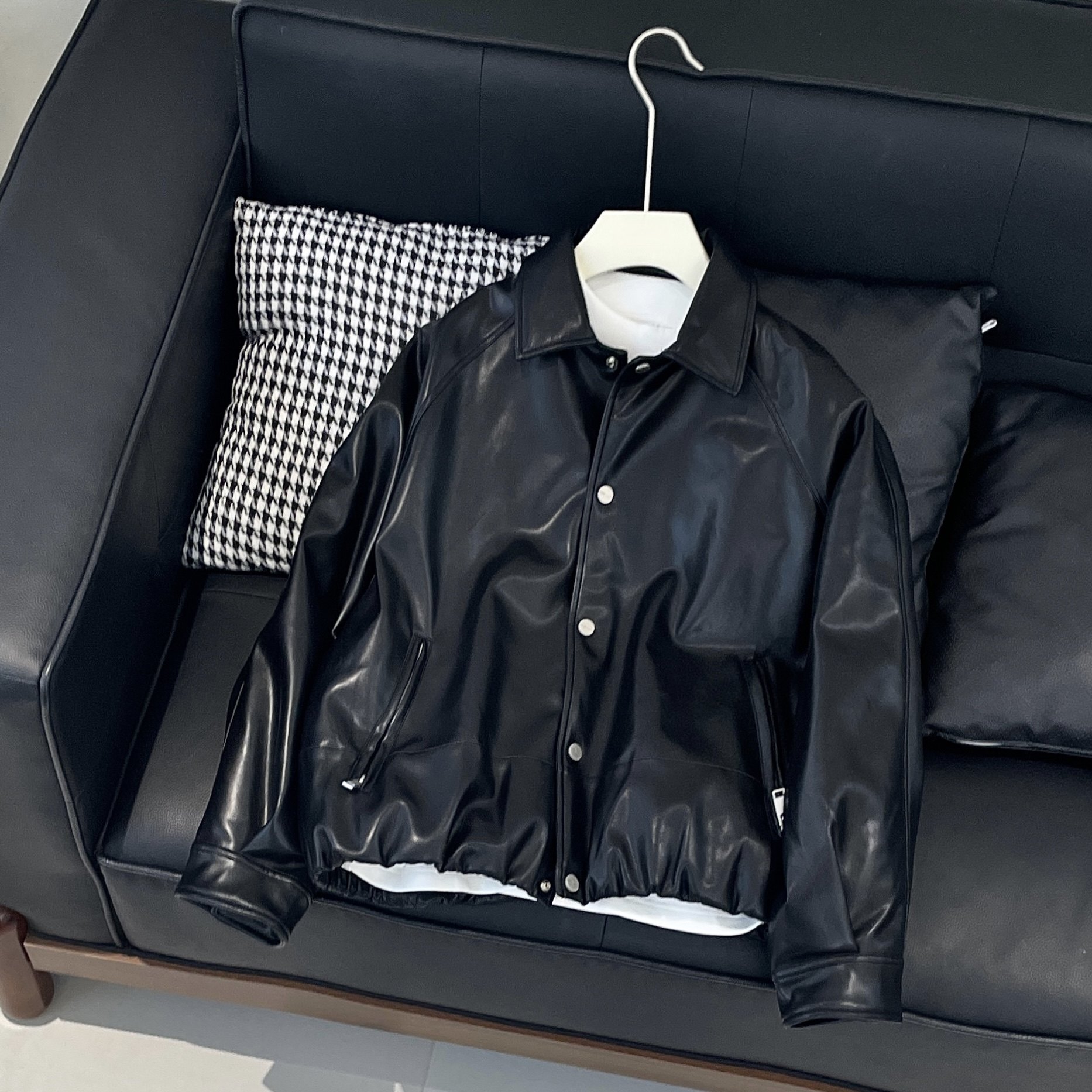 美式休闲翻领光泽感PU软皮羽绒服