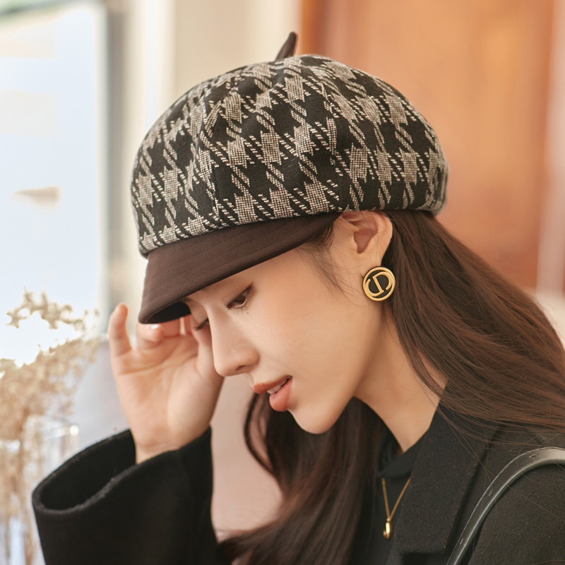 八角帽出游街头女秋冬季