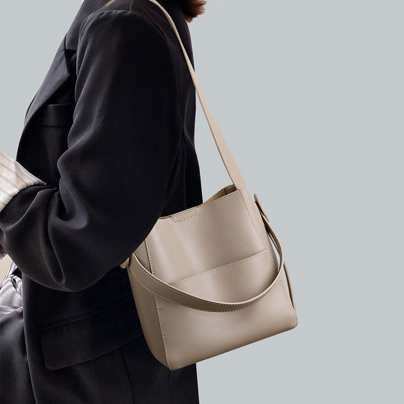 水桶包包女2025新款真皮大容量轻奢小众高级感单肩斜挎包通勤女包,箱包皮具/热销女包/男包,水桶包,淘宝优惠券,粉丝福利购,淘宝优惠卷