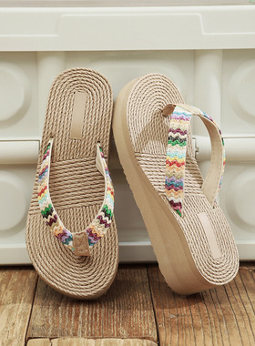 新款仙女风坡跟人字拖女夏季时尚草编花朵厚底休闲田园度假沙滩鞋