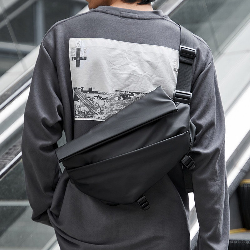 机能风斜挎包男潮牌运动骑行邮差包多功能工装单肩包轻便背包男包