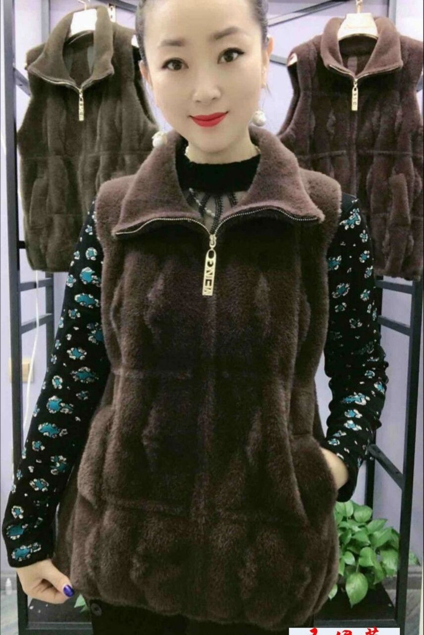 妈妈年轻时尚洋气秋冬马甲背心外套加大码中年女士外搭毛衣水貂绒