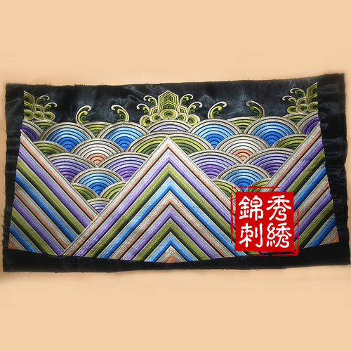 清朝大臣大号刺绣海水纹祥瑞长款