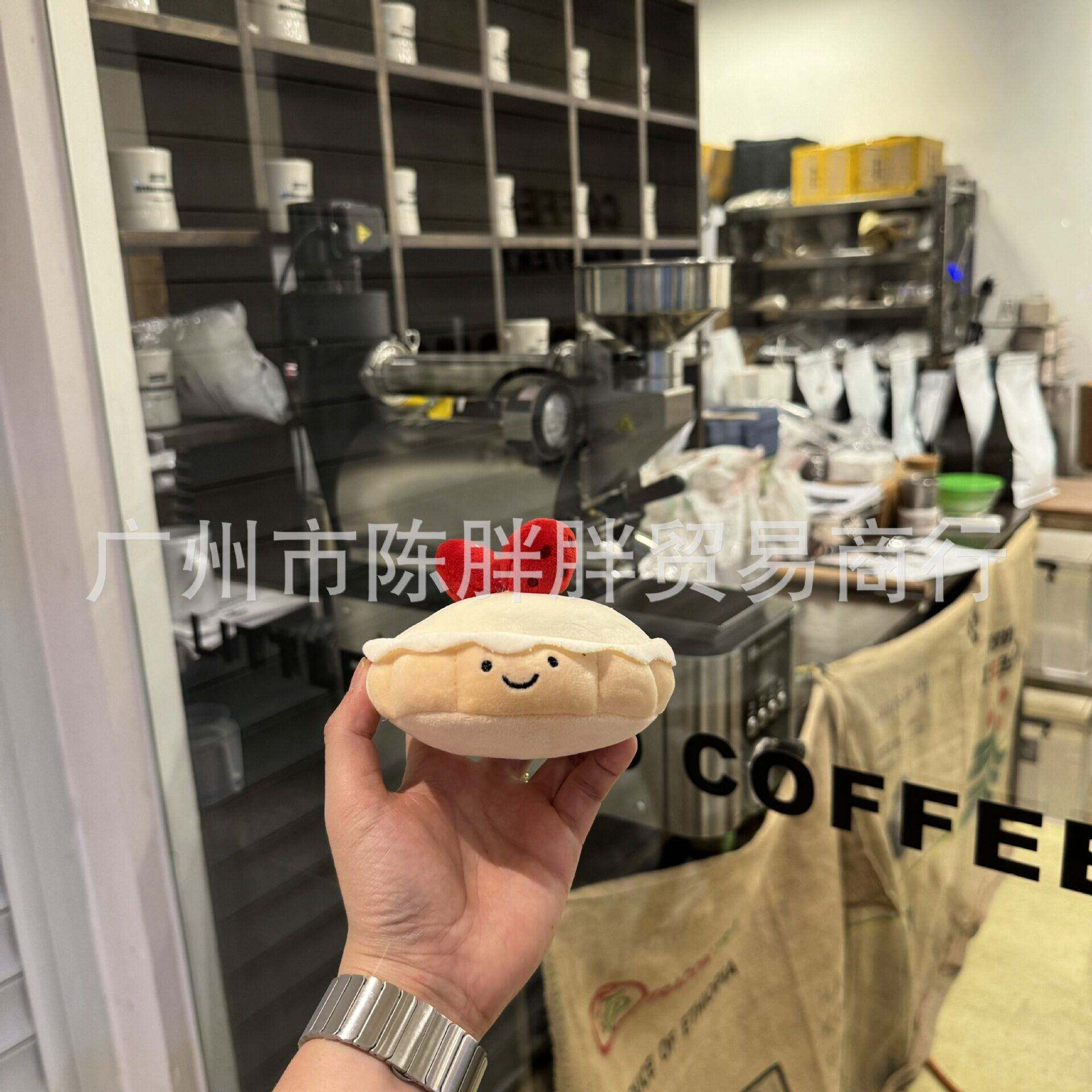 现货英国烘培草莓蛋糕表情包毛绒公仔包挂件电玩城兑换礼品抓娃机