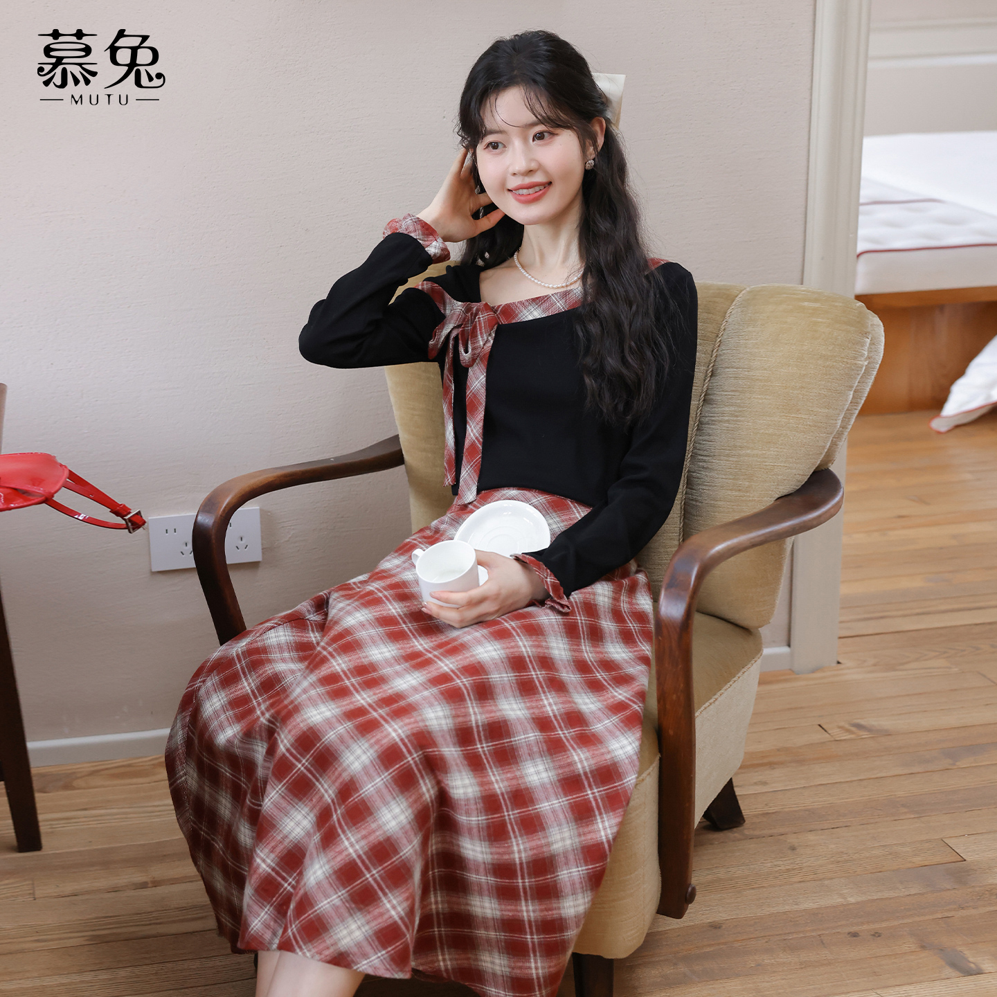 斜领长袖t恤格子半身裙两件套