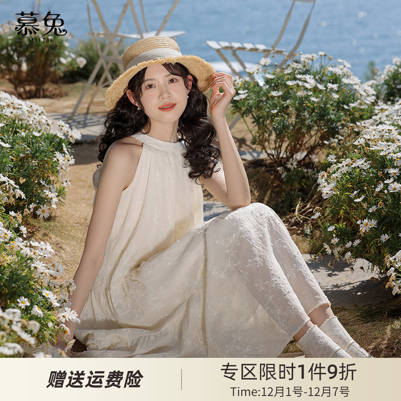 慕兔法式挂脖露肩连衣裙