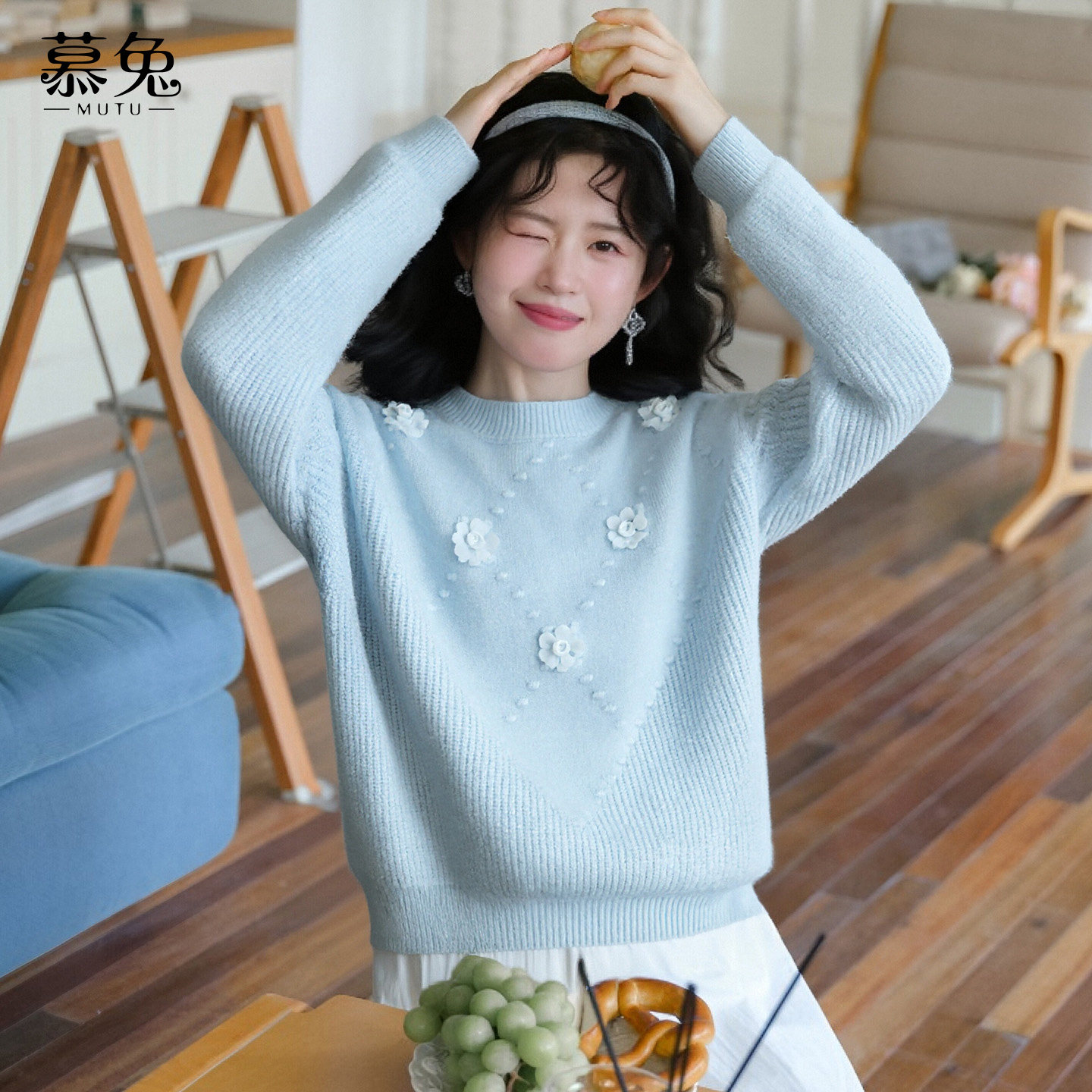 慕兔甜美立体花朵圆领套头毛衣
