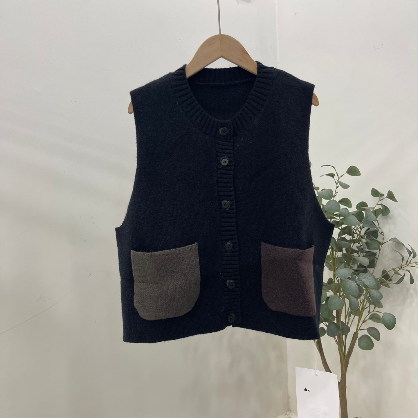 2025新款韩版简约百搭圆领单排扣针织马甲女宽松显瘦无袖坎肩背心,女装/女士精品,毛针织衫,淘宝优惠券,粉丝福利购,淘宝优惠卷