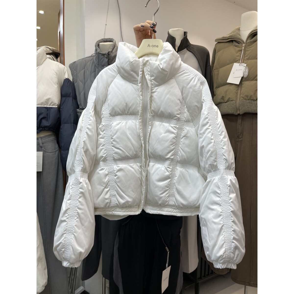 90白鸭绒羽绒服女冬季2025年韩系设计感小众抽绳短款立领夹克外套