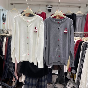 圣诞帽装饰圆领毛衣女2025秋冬彩扣长袖百搭时髦针织衫氛围感上衣