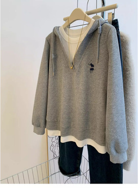 小马刺绣灰色假两件v领连帽卫衣女春秋季2025新款爆款小个子上衣