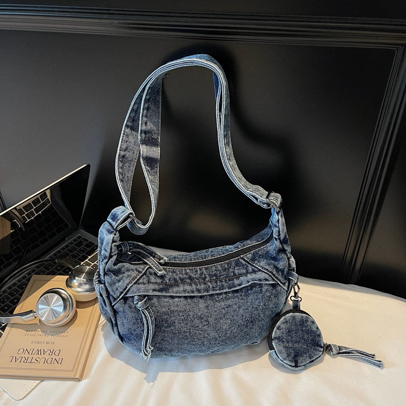复古水洗牛仔布斜挎包多层饺子包2026新款单肩慵懒风女士小包包潮