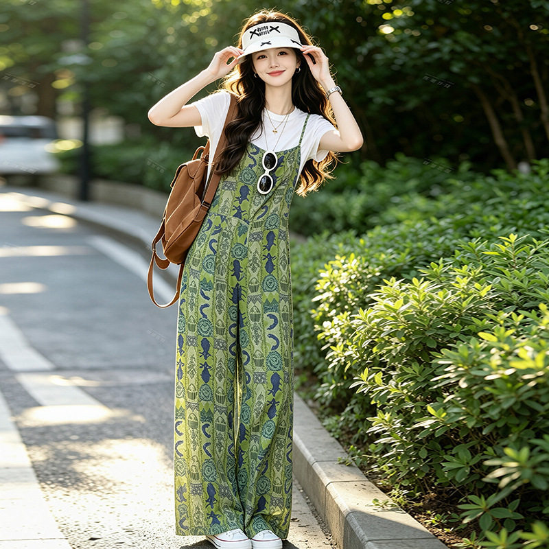 夏季一整套ootd穿搭女时尚减龄短袖T恤复古洋气绿色背带裤两件套